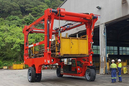 container-straddle-crane-used-in-lifting-steel-bars