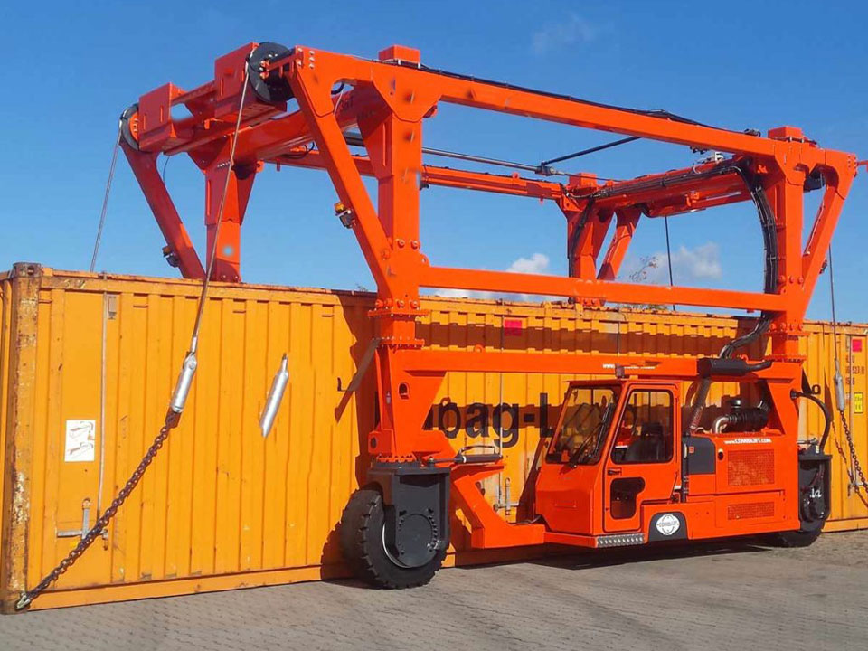 huadelift-shipping-container-straddle-carrier-applied-in-storage-yard