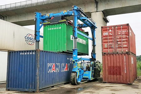 Container Straddle Carrier