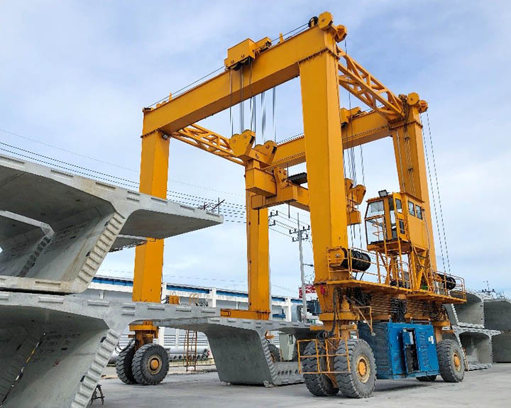 Straddle Carrier Crane