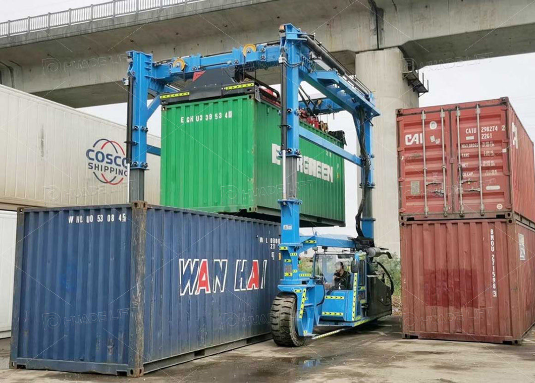 straddle carrier used in port container