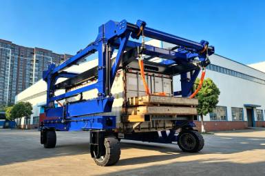 Container Straddle Carrier